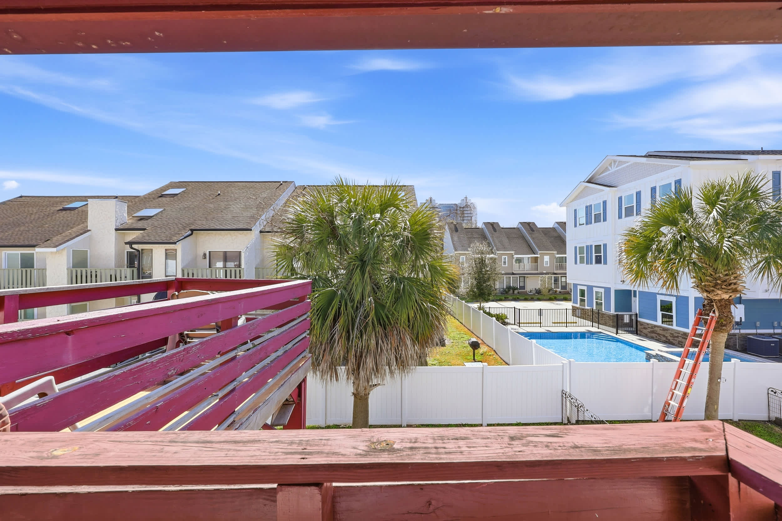 Maggie's Midtown Pet Friendly Condo Walk to Beach