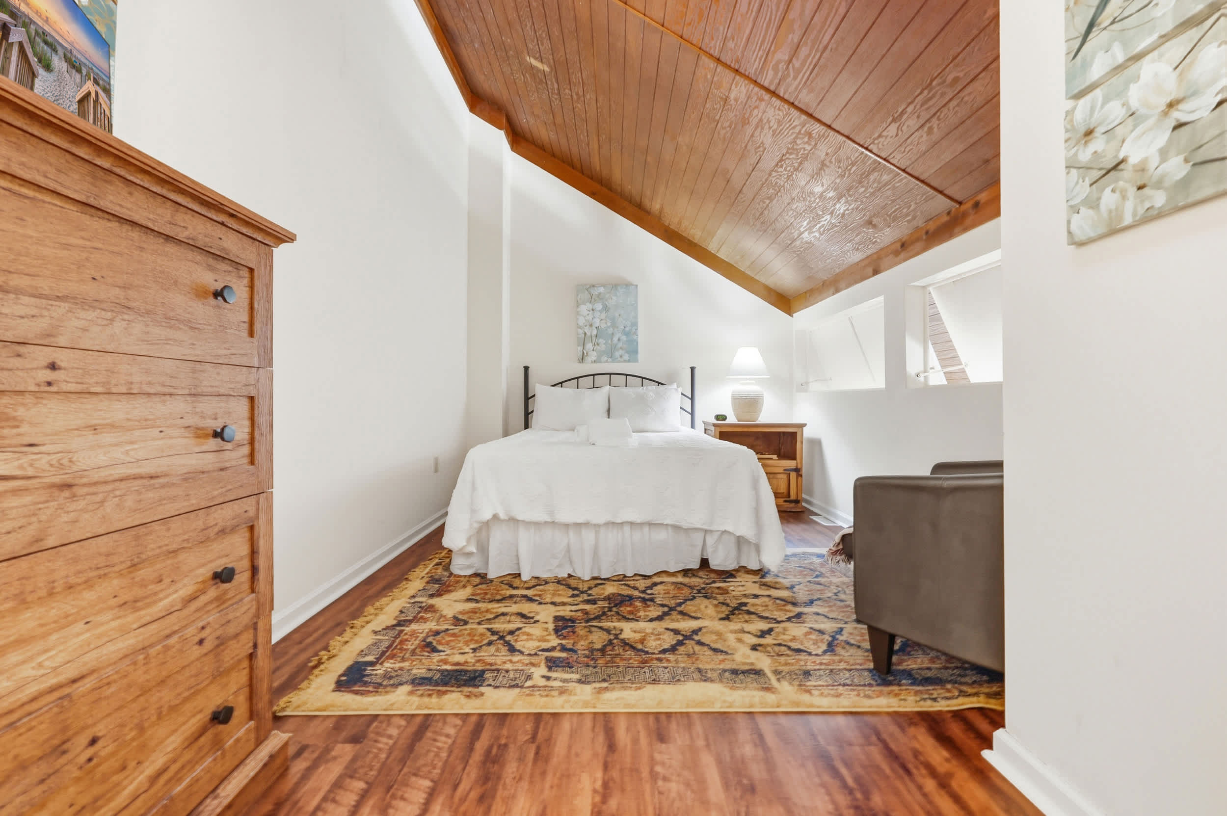 Maggie's Midtown Pet Friendly Condo Walk to Beach