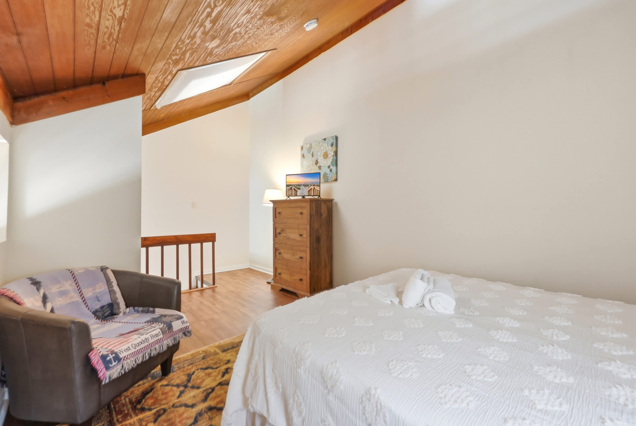 Maggie's Midtown Pet Friendly Condo Walk to Beach
