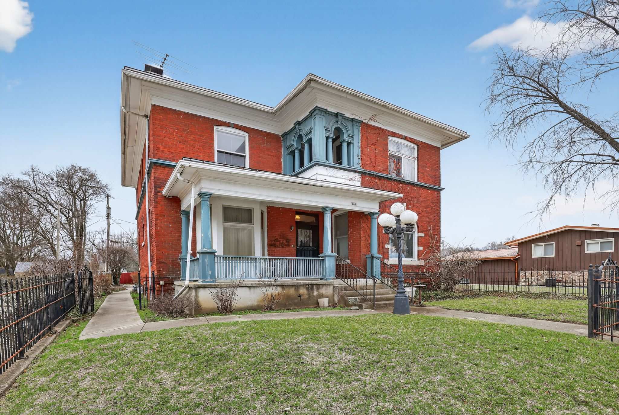 The Lamp Post Manor, 5BR Historic Gem in Danville — Danville, IL — vacation rental