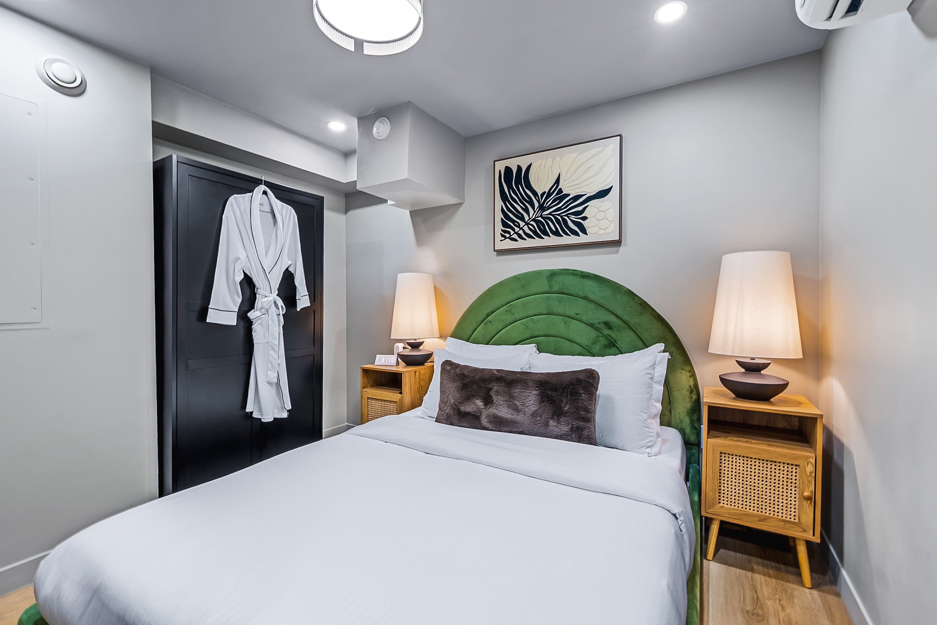 Sleep in a plush queen-size bed with hotel-quality linen for a restful night’s sleep.