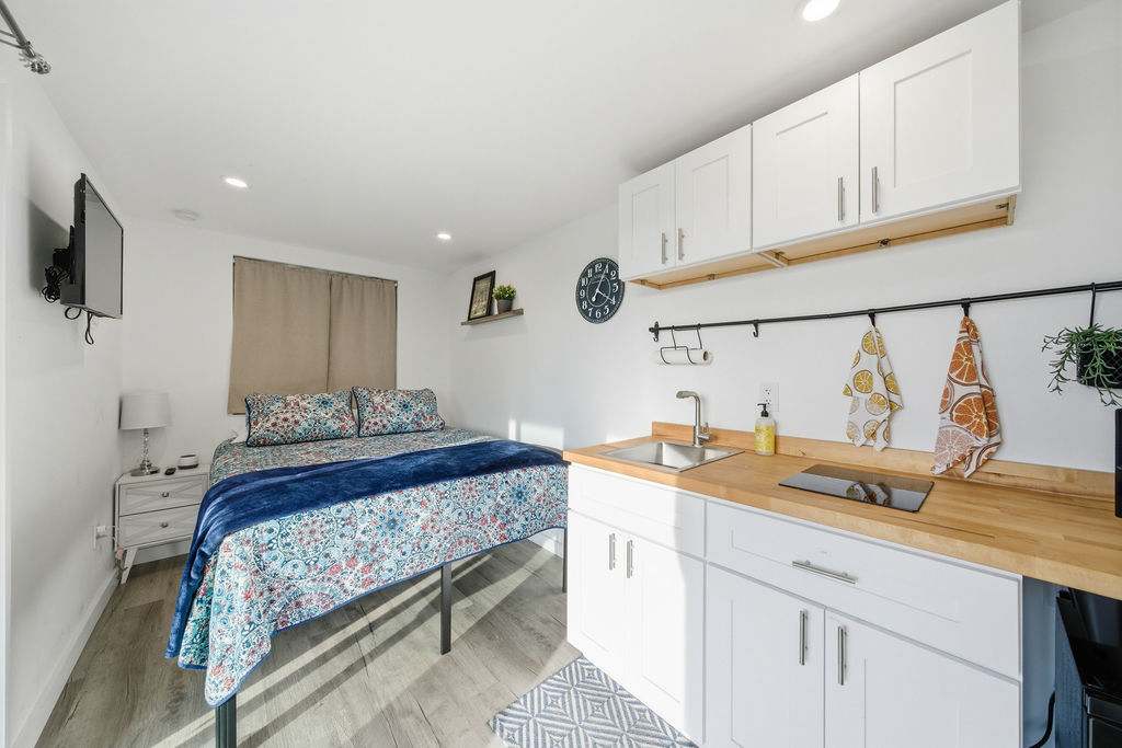 1BR Cozy Container, Deck, Pool & Pickleball Court — Buda, TX — vacation rental