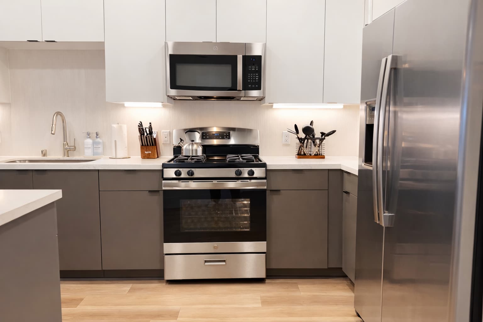 Modern Apartment w/ Pool & Gym Near Disneyland