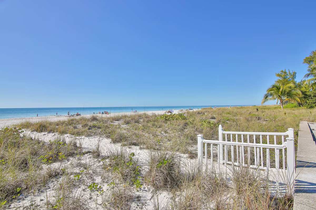 3B Condo on Holmes Beach! Heated Pool Beach Access 6