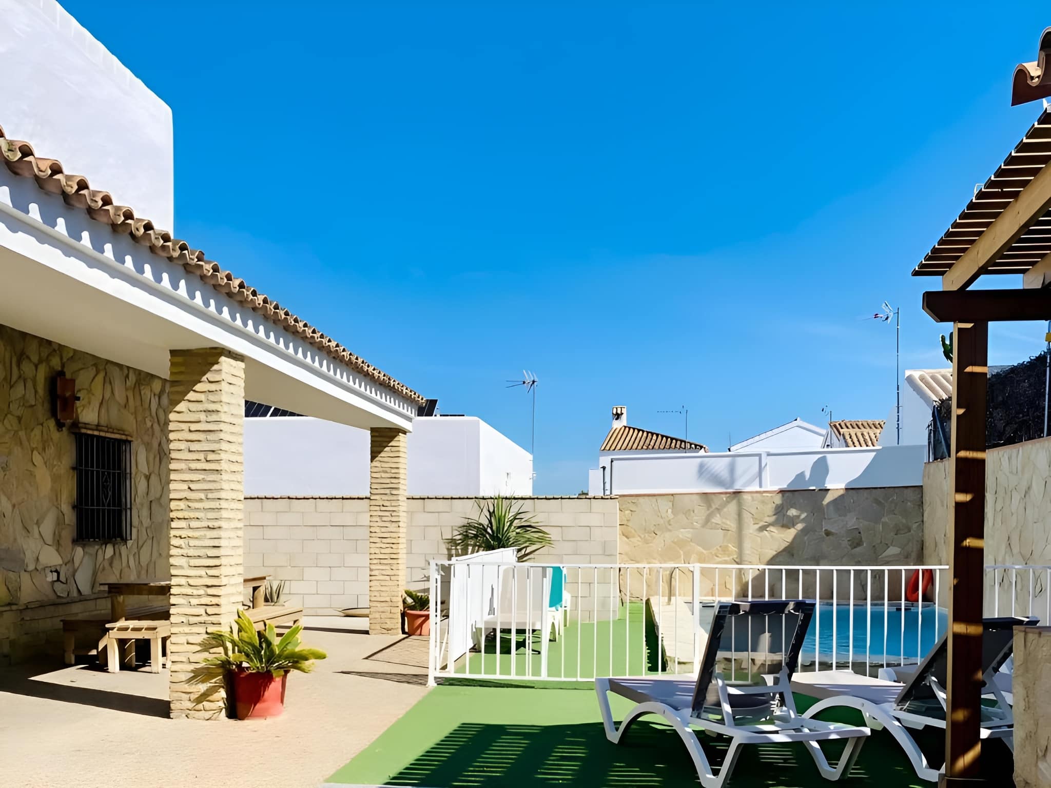 Amplio Chalet con Piscina, Terraza y Barbacoa – Cerca del Mar en Conil - image 1