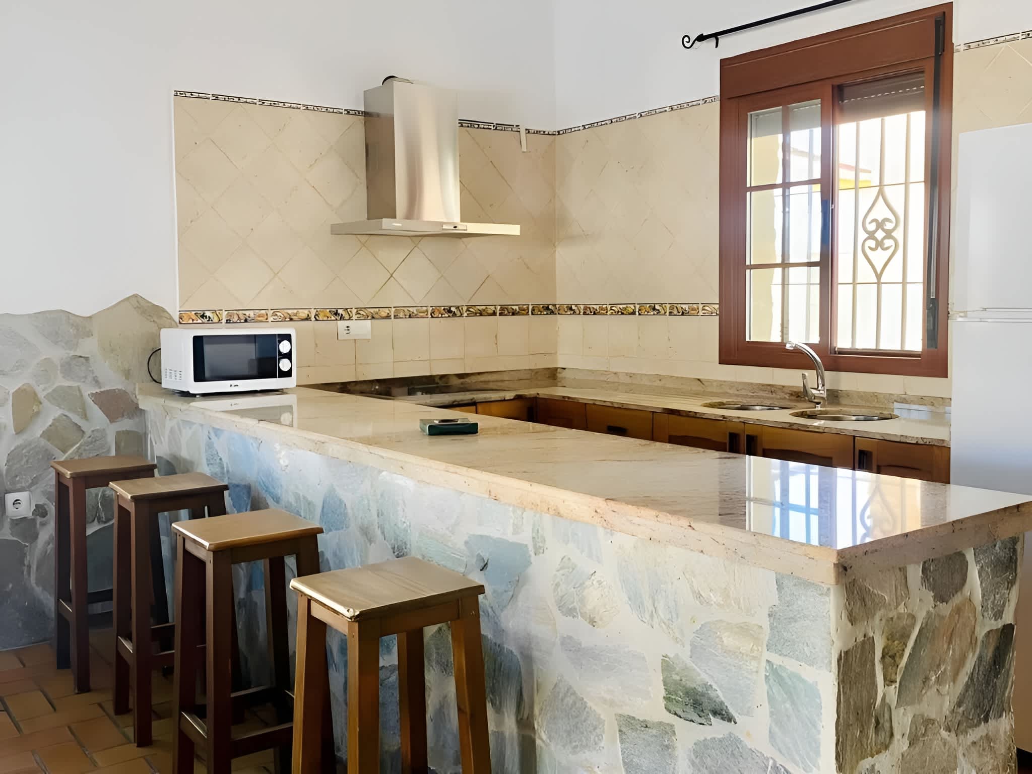 Amplio Chalet con Piscina, Terraza y Barbacoa – Cerca del Mar en Conil - image 13