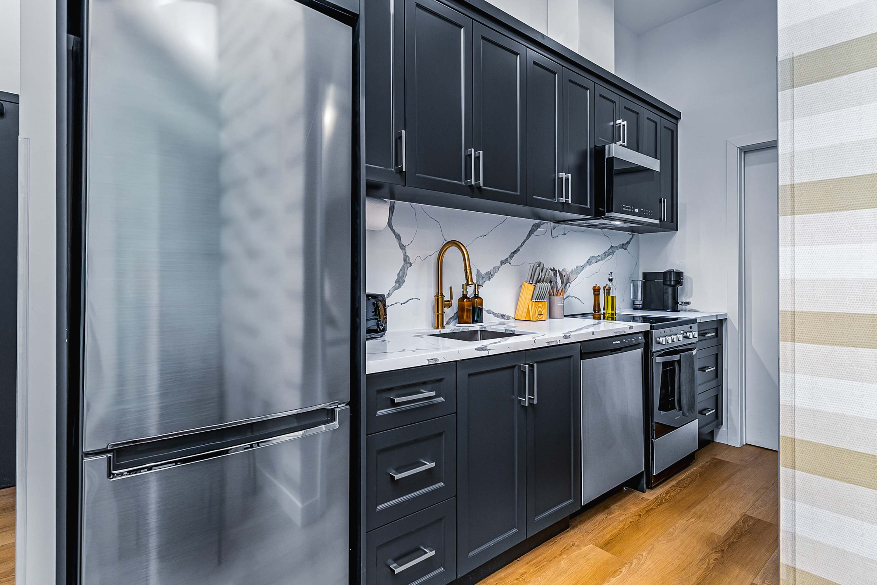 Fully equipped modern kitchen with quality appliances and finishes.