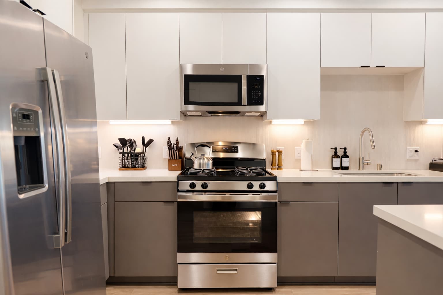 Sunny Apartment Near Disneyland - Pool & Gym