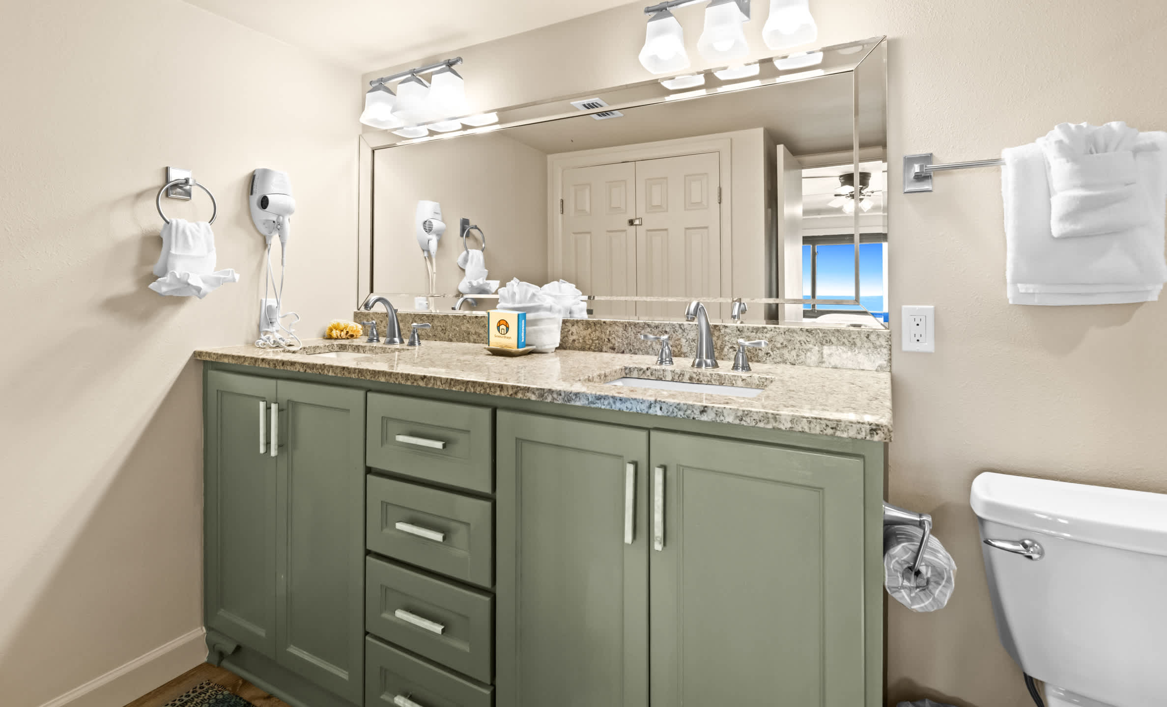 Emerald Towers 1102 27