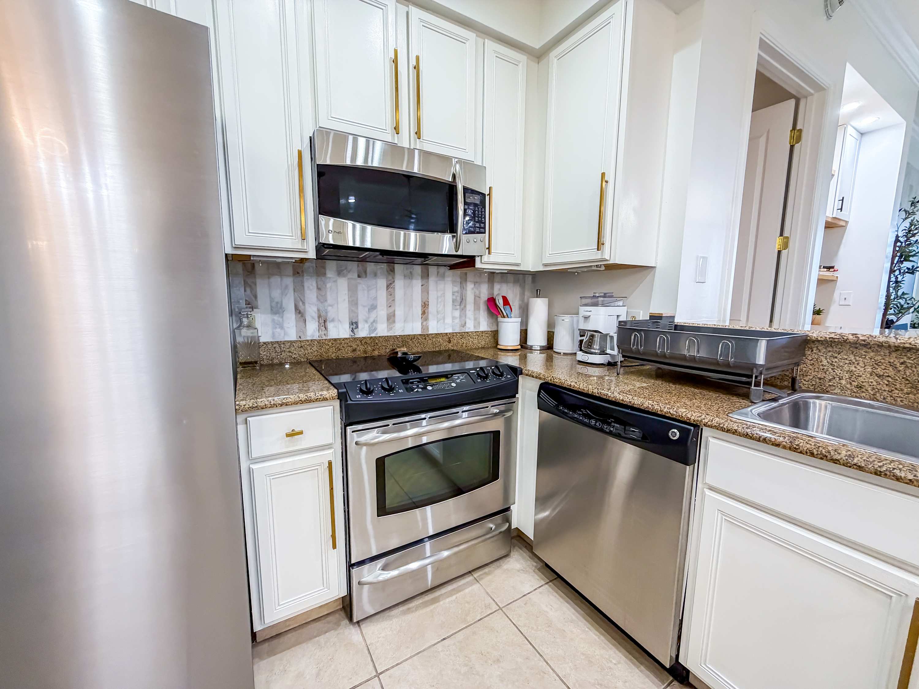 Marriott 3707 – Modern kitchen with stainless steel appliances, granite countertops, and light cabinetry.