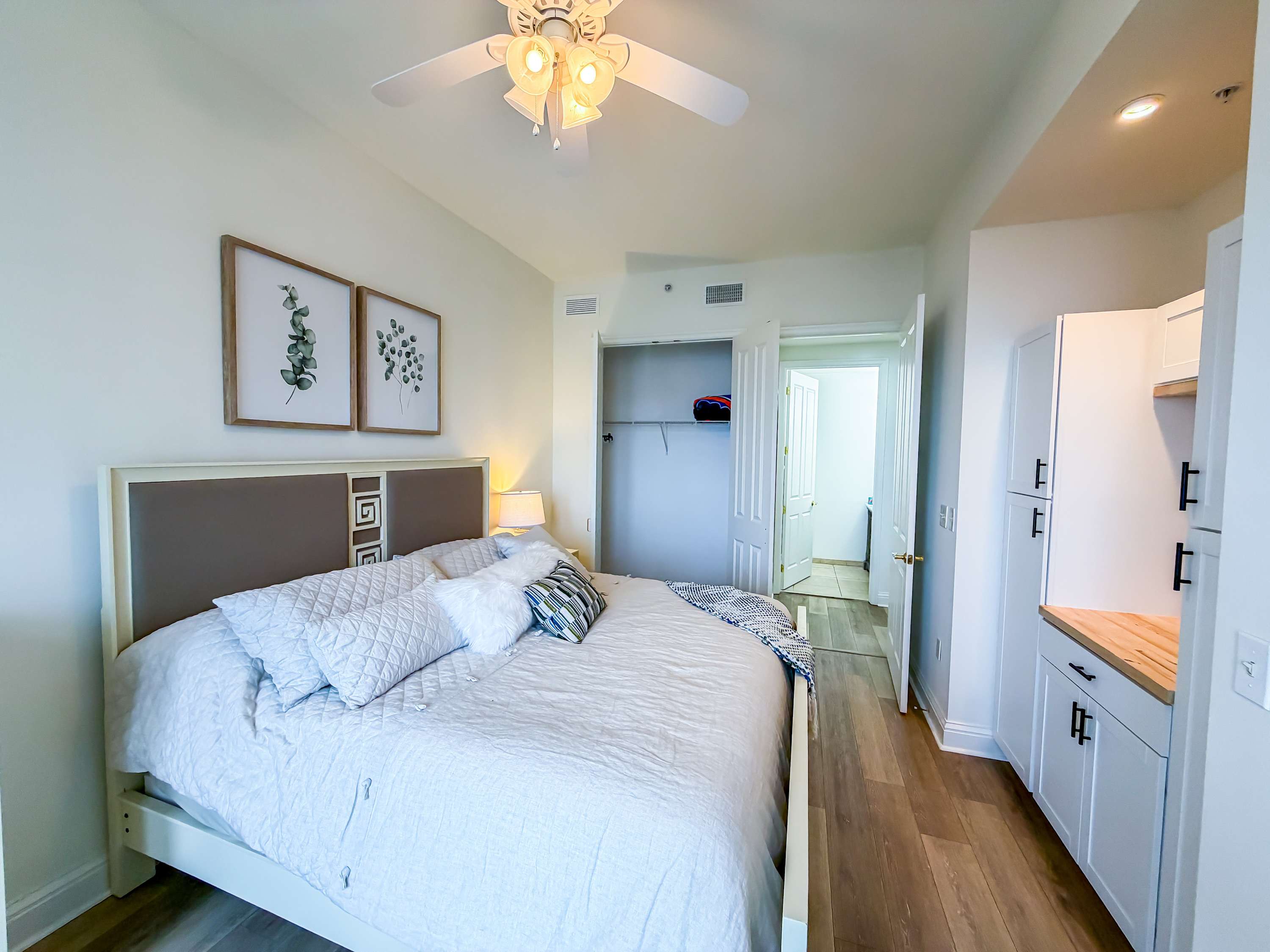 Marriott 3707 – Bedroom with a queen bed, closet, small kitchenette, and bathroom door visible.