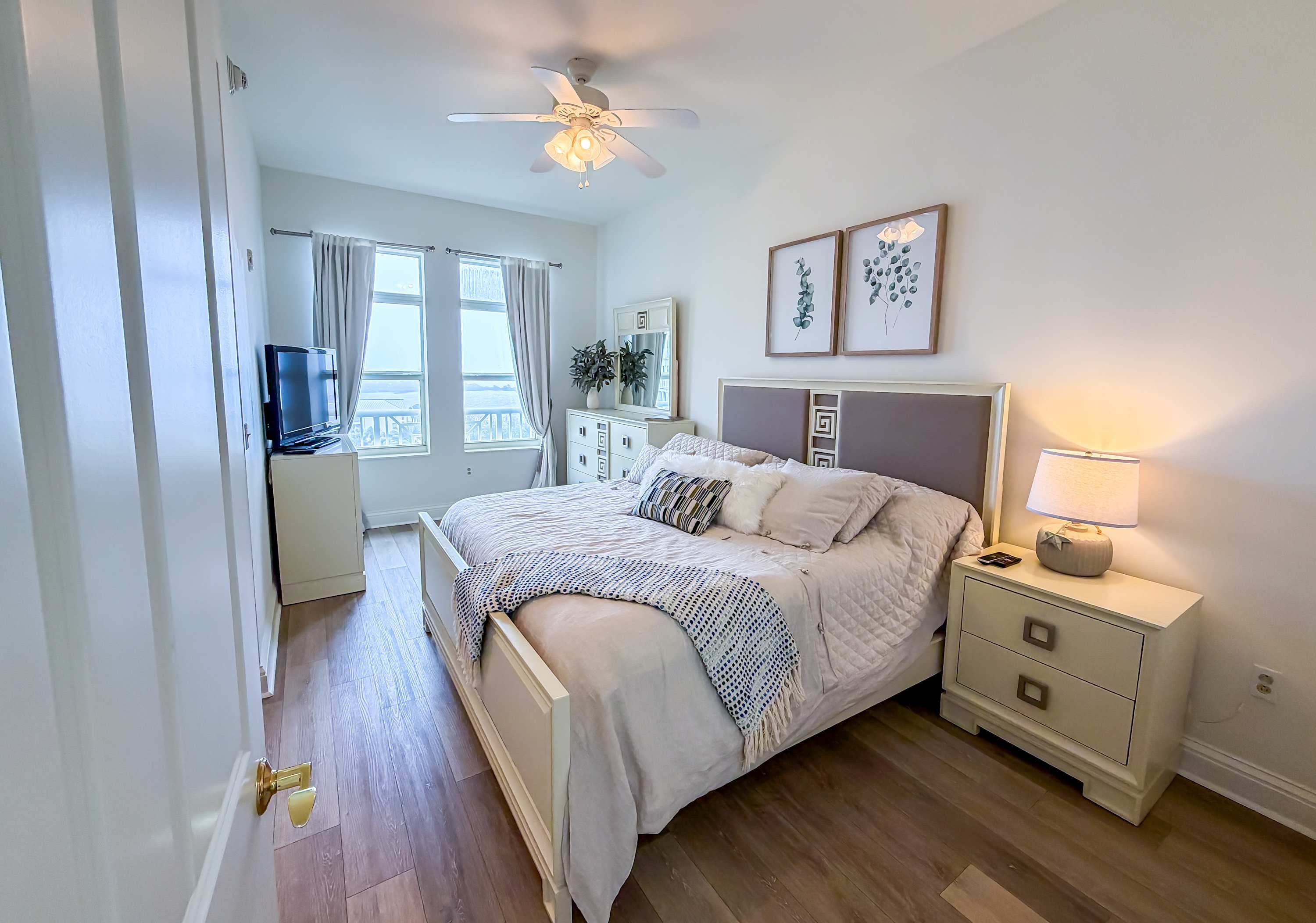 Marriott 3707 – Bright bedroom with a large bed, television, and windows overlooking a scenic view.