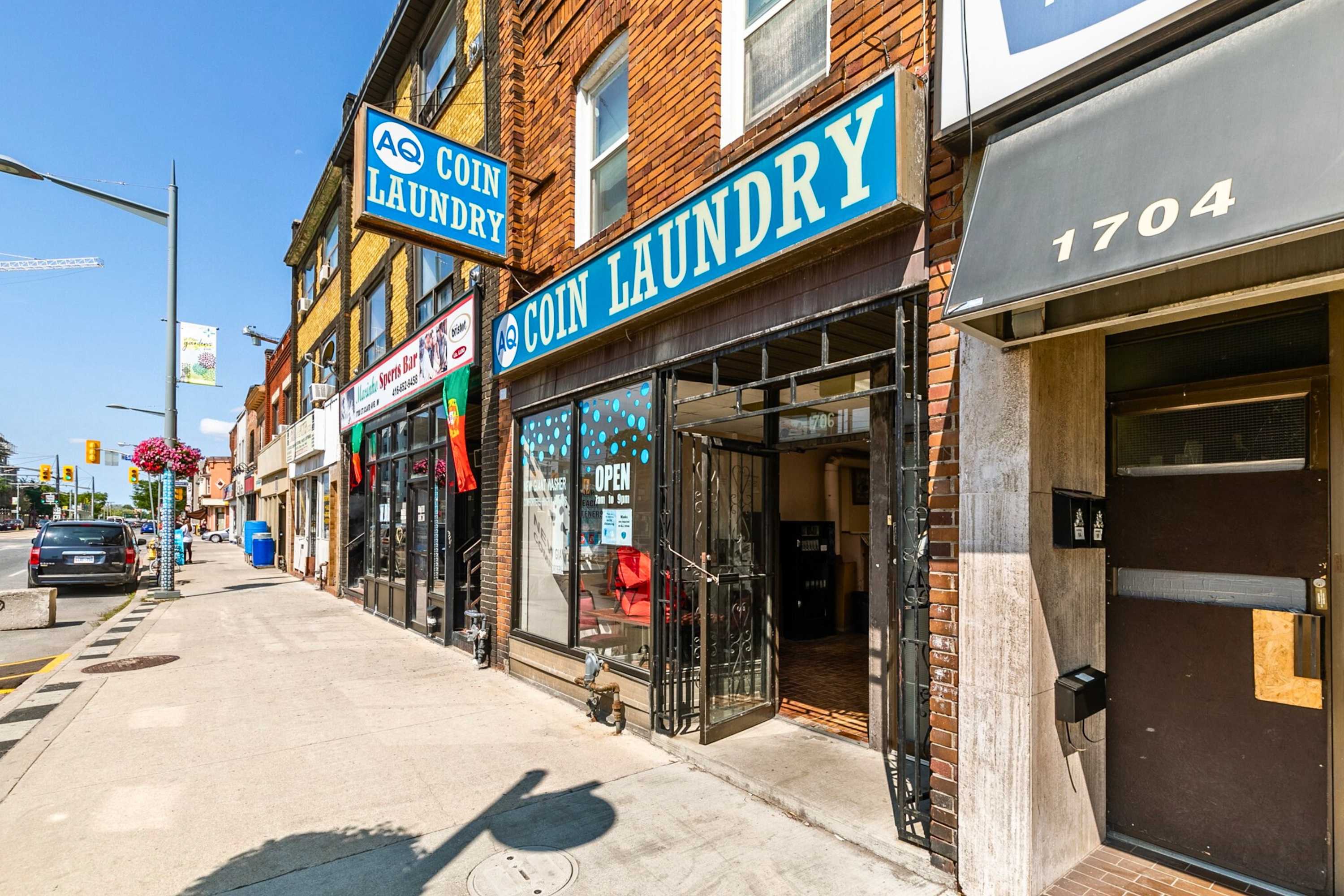 Located in a business district, the property frontage offers convenience for work and daily needs.