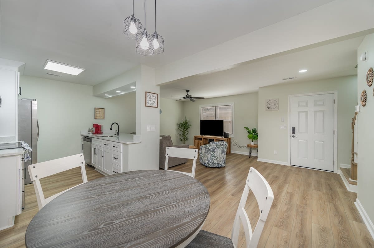 Coral Retreat Pet Friendly Modern Home