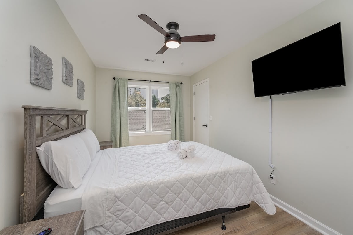 Coral Retreat Pet Friendly Modern Home