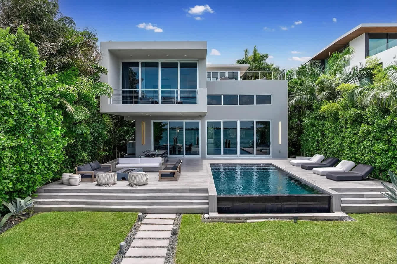 Villa Carlo – A Serene Modern Waterfront Retreat on the Venetian Islands