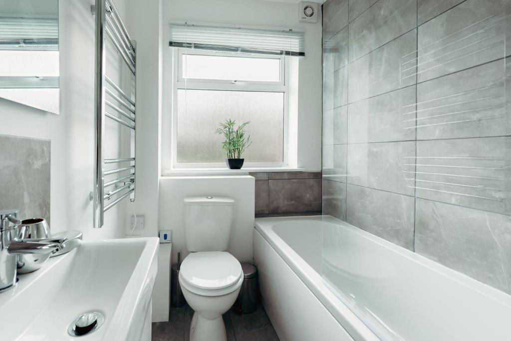 Stylish 2Bed 1st Floor Apartment Near Town Centre in Station Road 34 LE10 1AP - Property image 9 - VivreStays