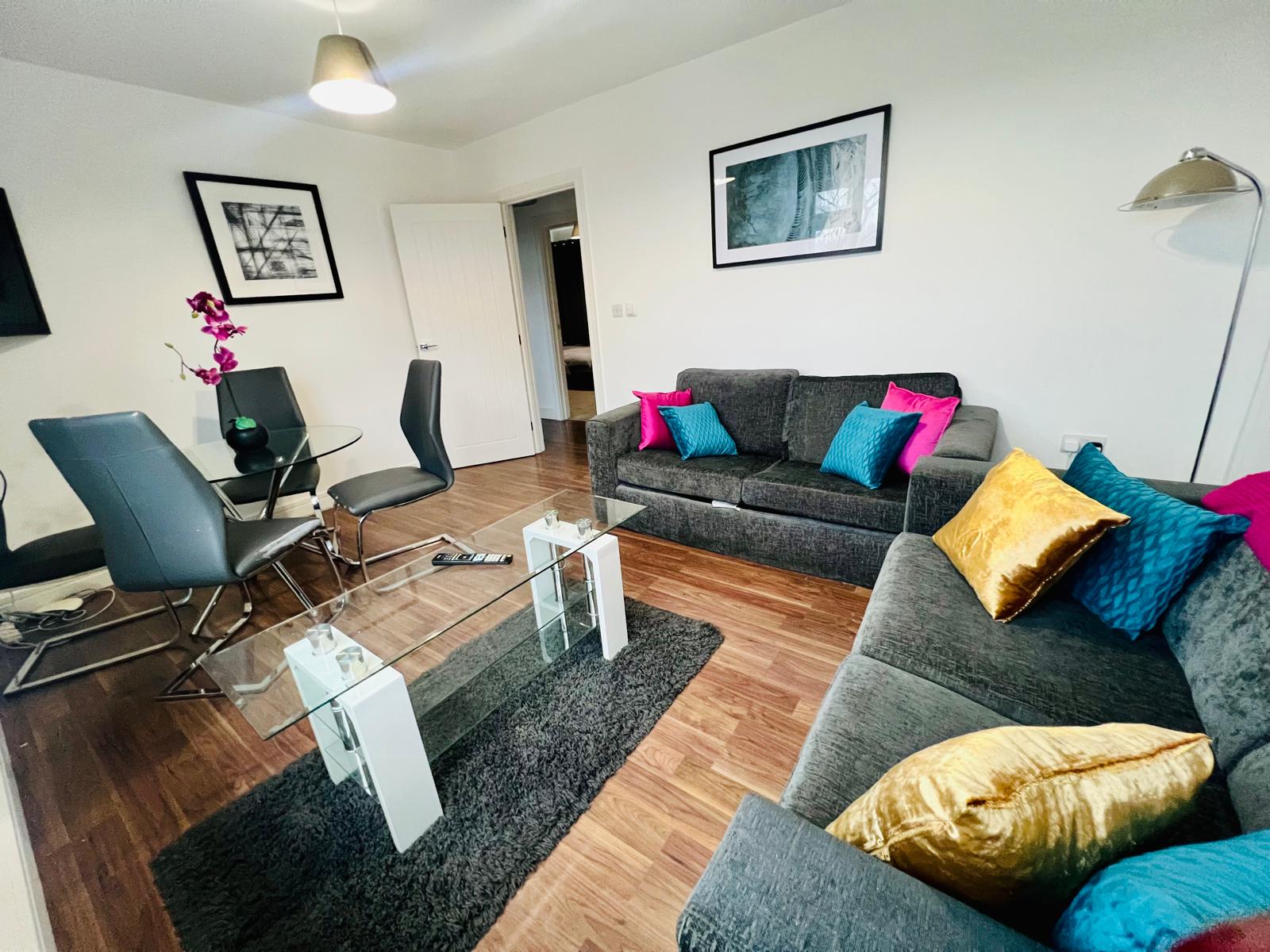 Stylish 2Bed 1st Floor Apartment Near Town Centre in Station Road 34 LE10 1AP - Property image 2 - VivreStays