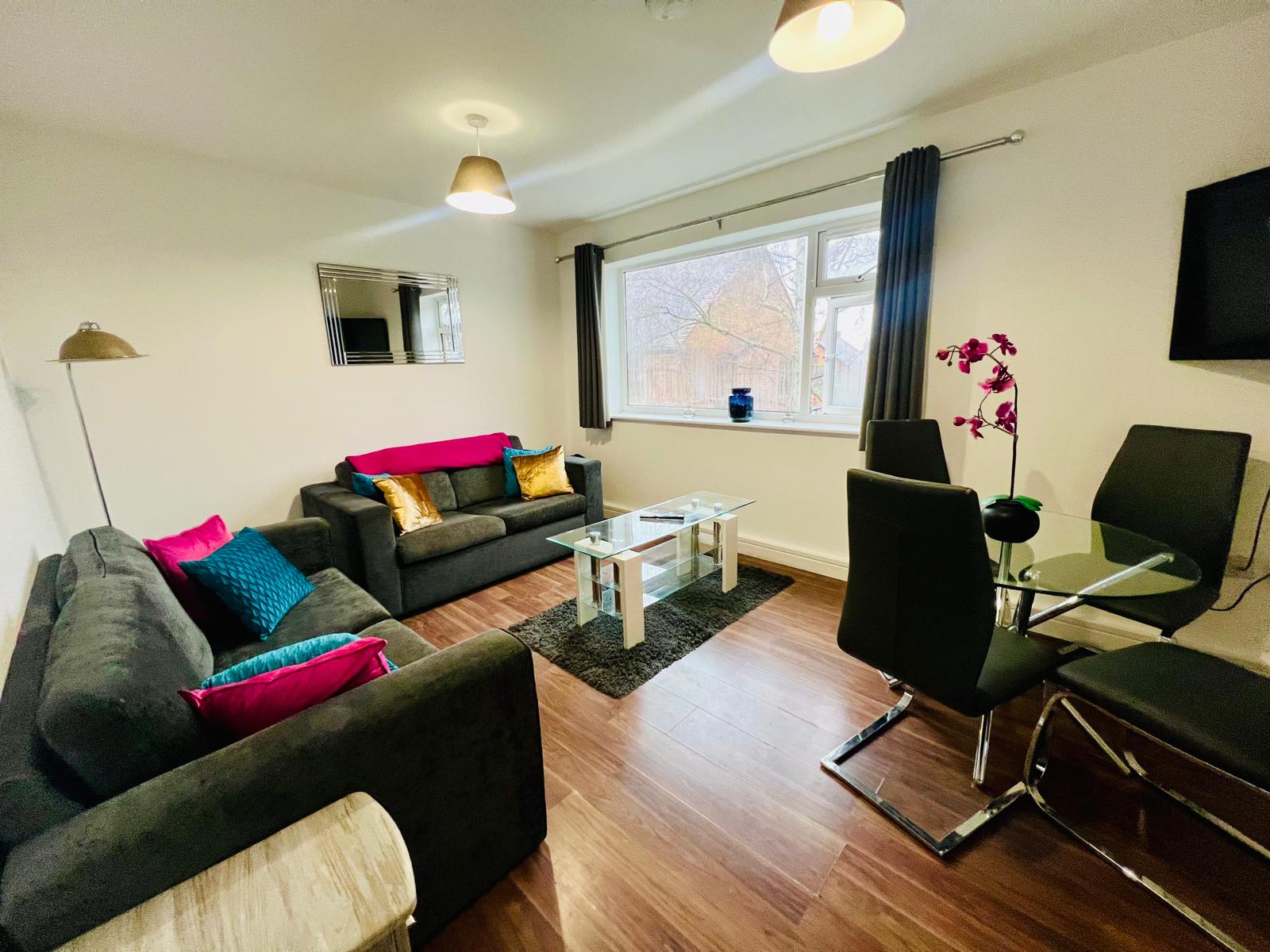 Stylish 2Bed 1st Floor Apartment Near Town Centre in Station Road 34 LE10 1AP - Property image 3 - VivreStays