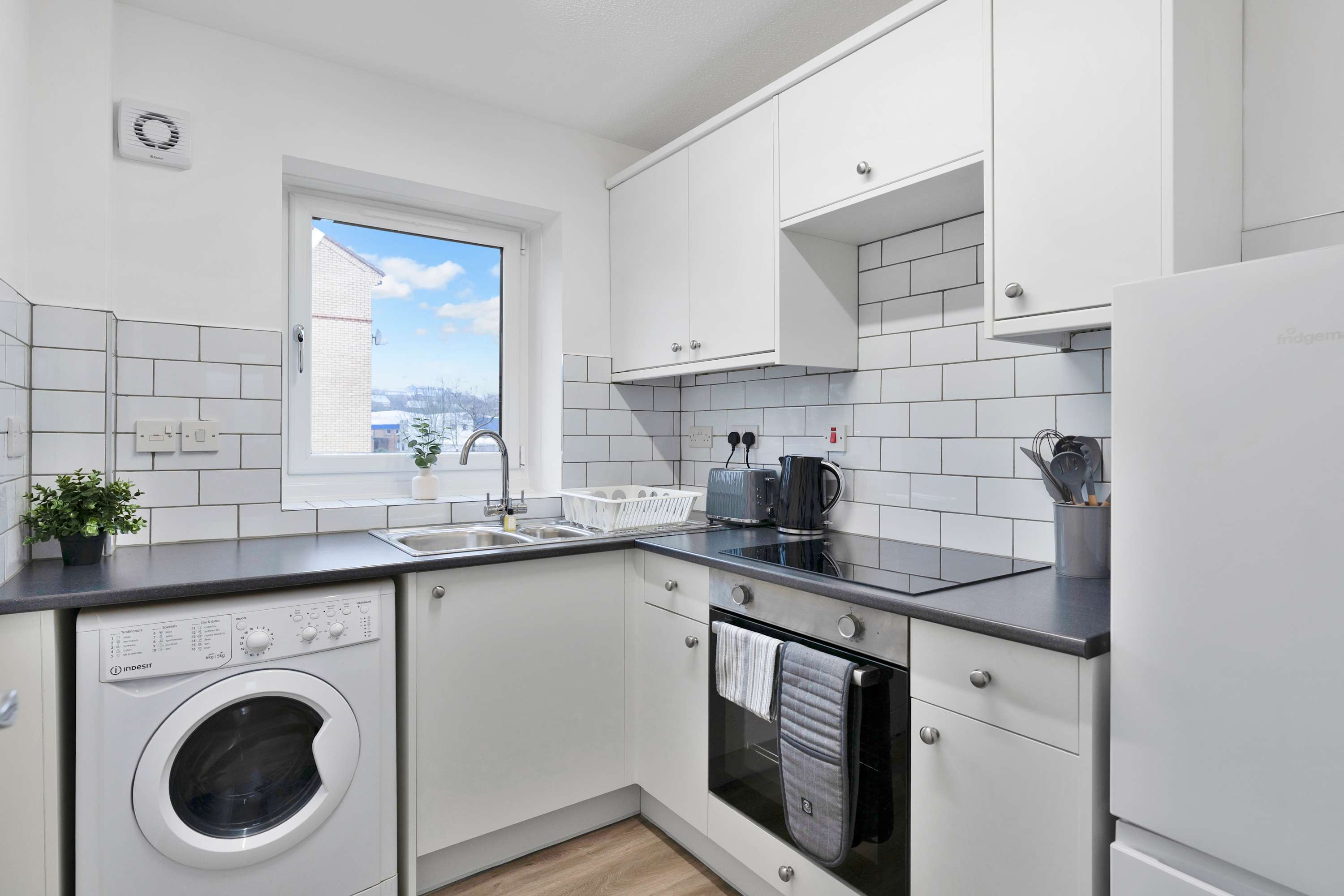 Glasgow West End 2BR, Free Parking, Subway 8 Min in Grove Park Gardens 8 G20 7JB - Property image 11 - VivreStays