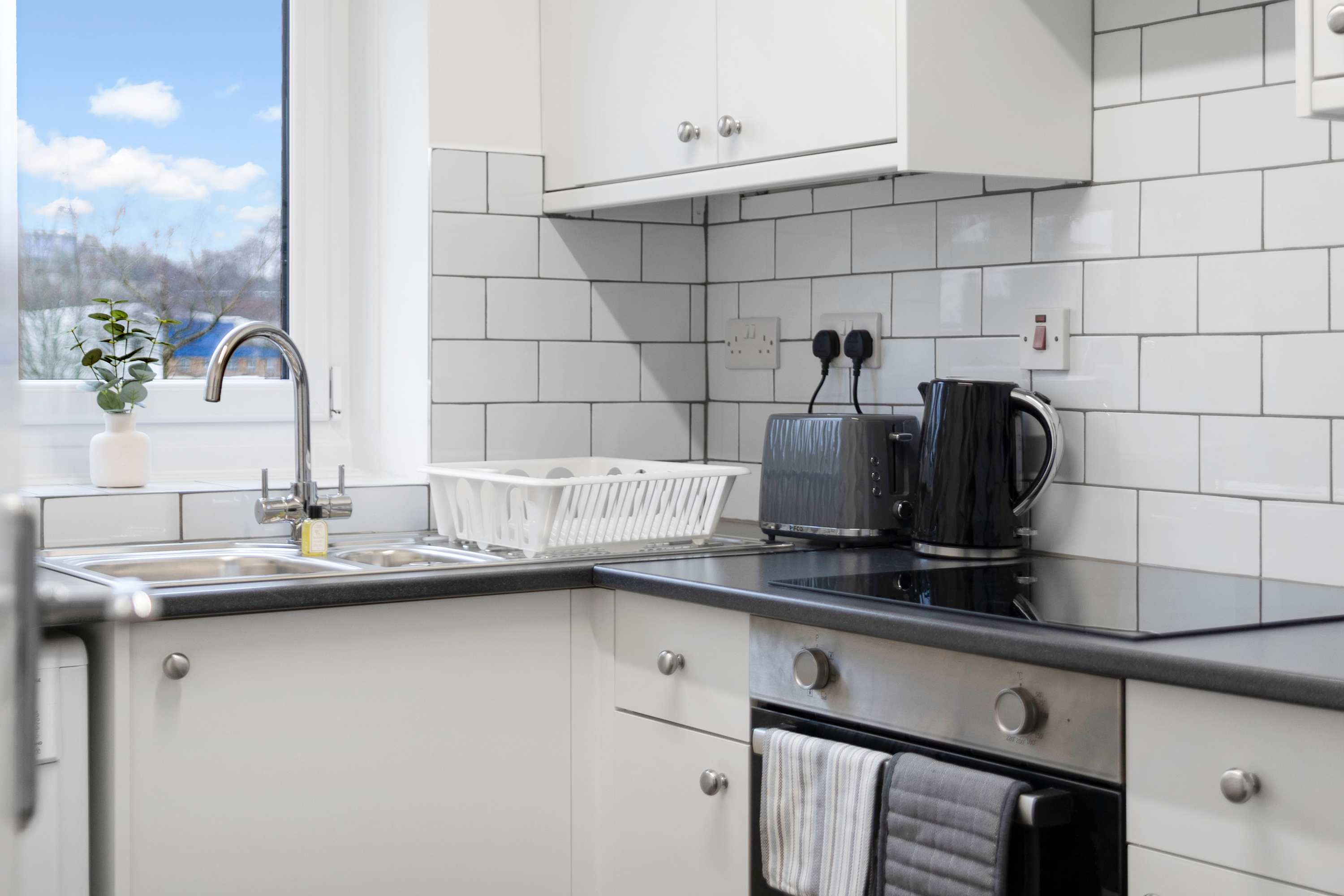 Glasgow West End 2BR, Free Parking, Subway 8 Min in Grove Park Gardens 8 G20 7JB - Property image 12 - VivreStays