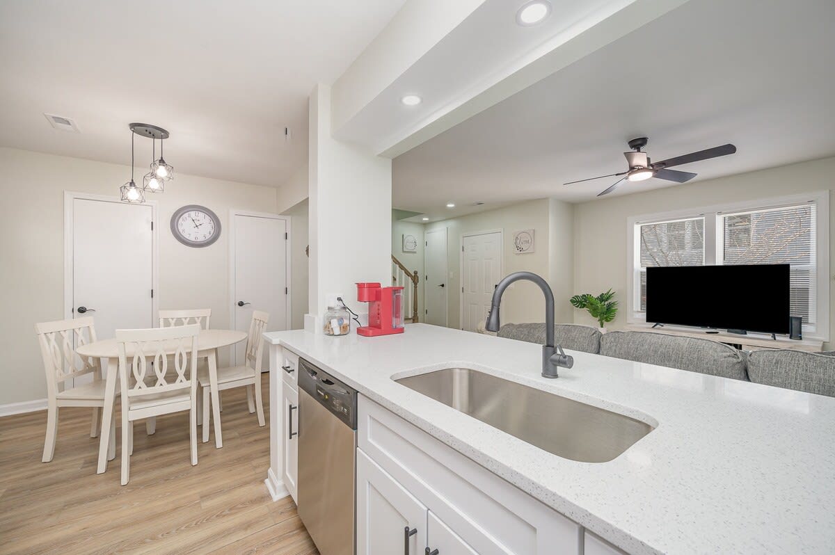 Seabreeze Retreat Modern Home Walk to Beach