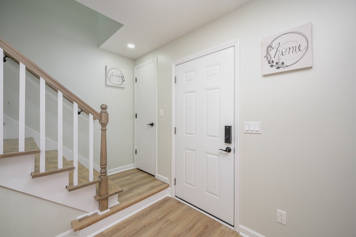 Seabreeze Retreat Modern Home Walk to Beach