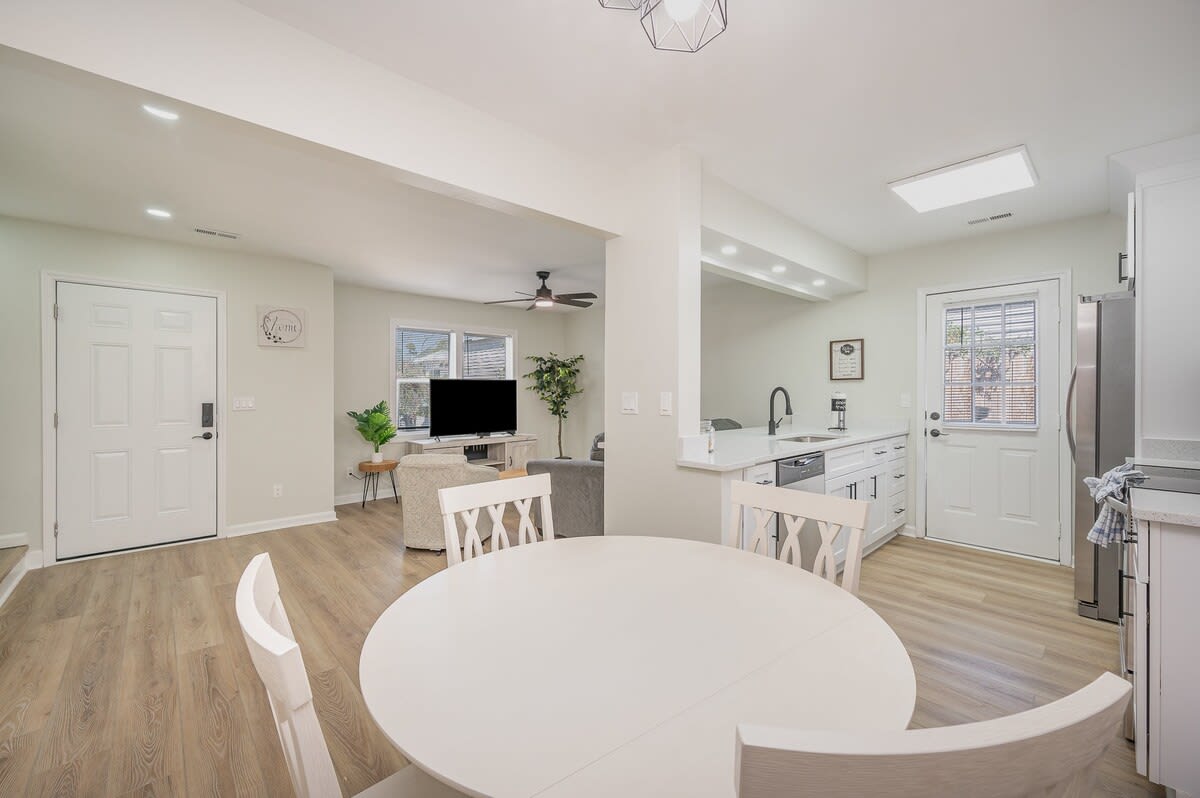 Seabreeze Retreat Modern Home Walk to Beach