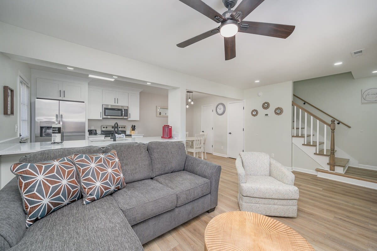 Seabreeze Retreat Modern Home Walk to Beach