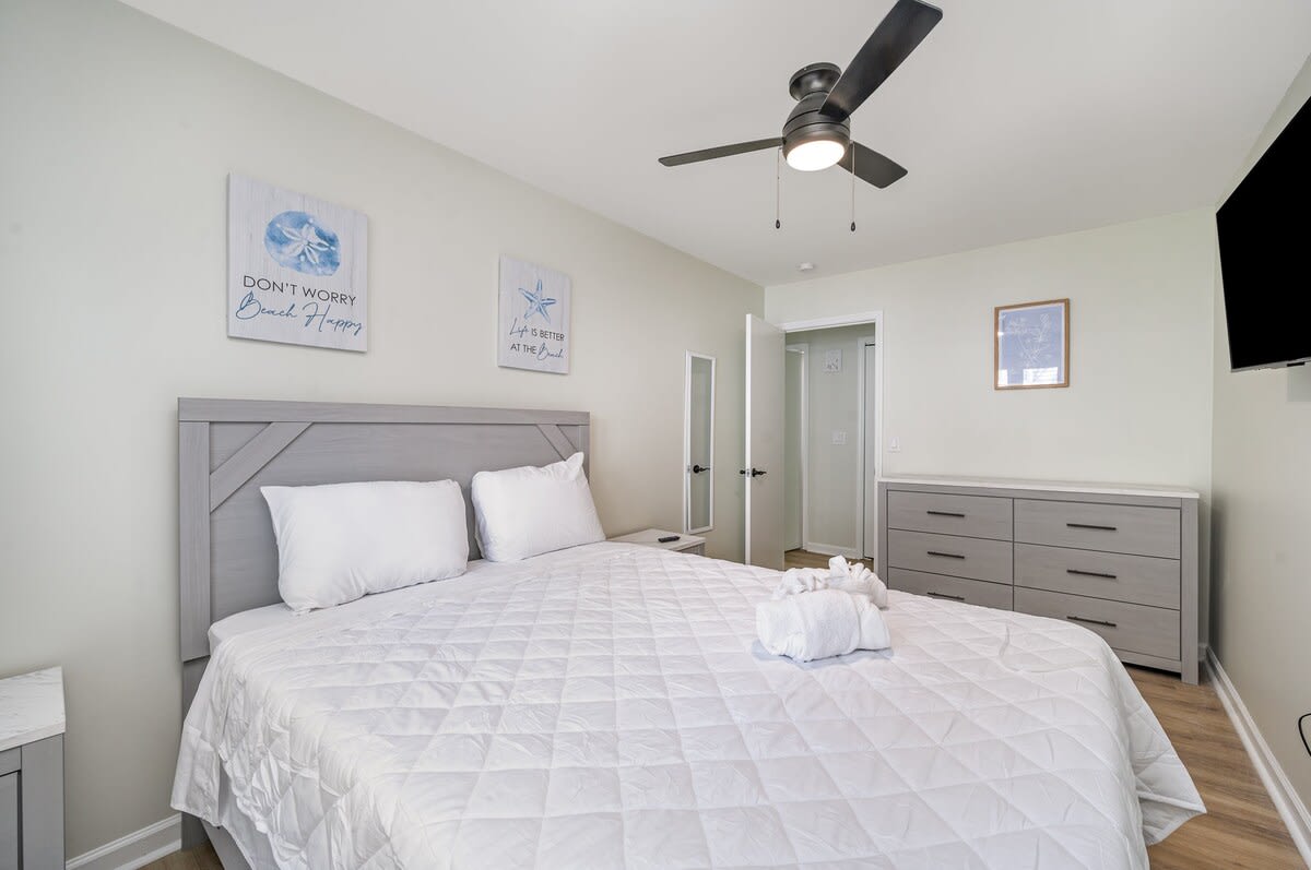 Pet Friendly Tidal Retreat Steps to Sand