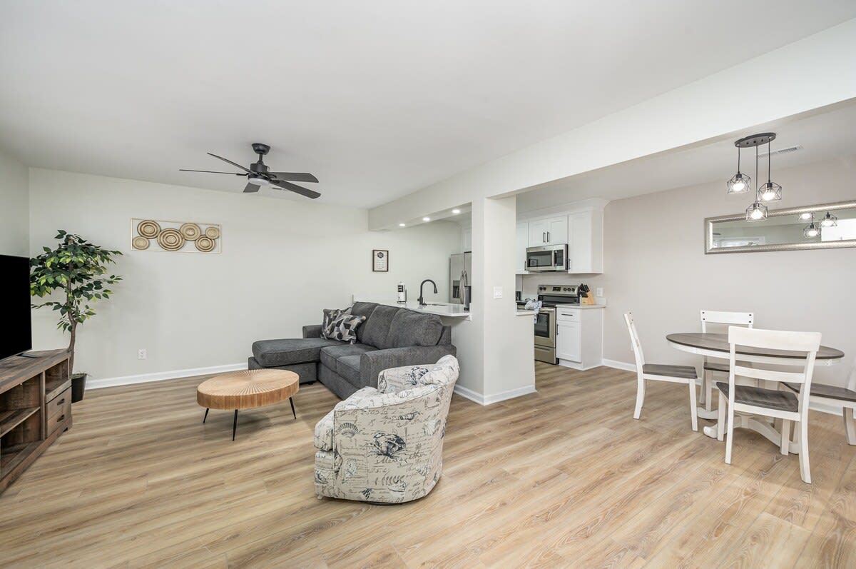 Pet Friendly Tidal Retreat Steps to Sand