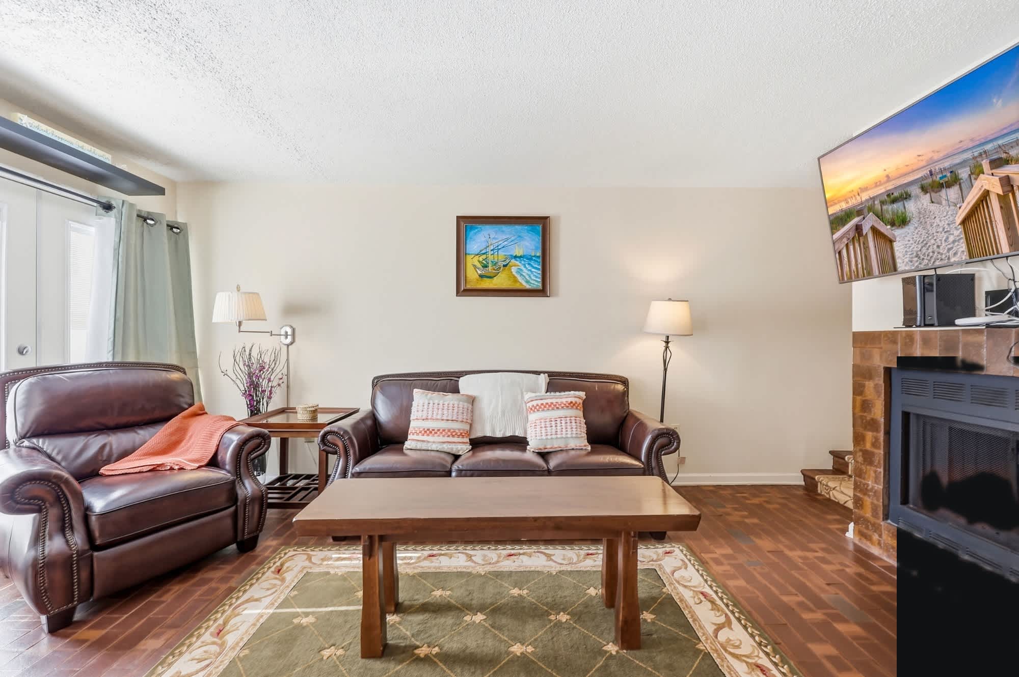 Maggie's Midtown Pet Friendly Condo Walk to Beach