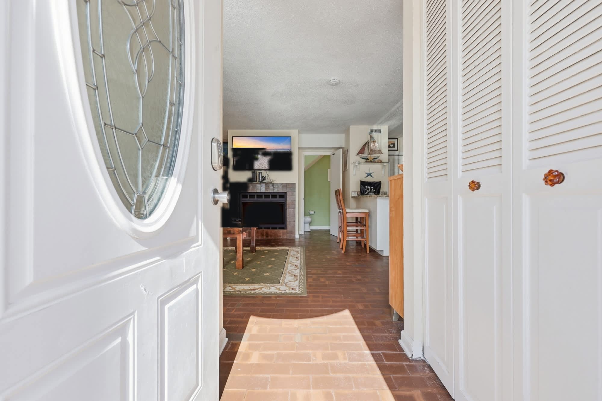 Maggie's Midtown Pet Friendly Condo Walk to Beach