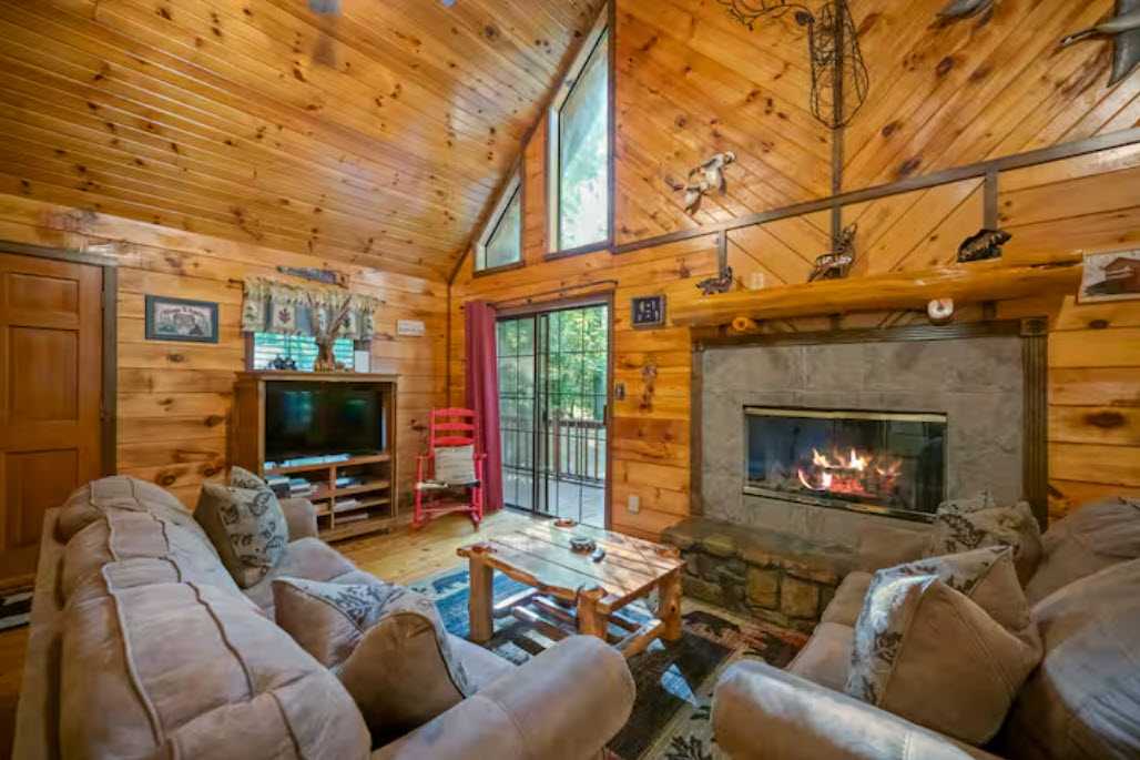 New! Play in Lukfata Creek! Hot Tub! Fire pit!