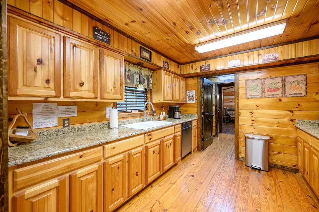 New! Play in Lukfata Creek! Hot Tub! Fire pit!