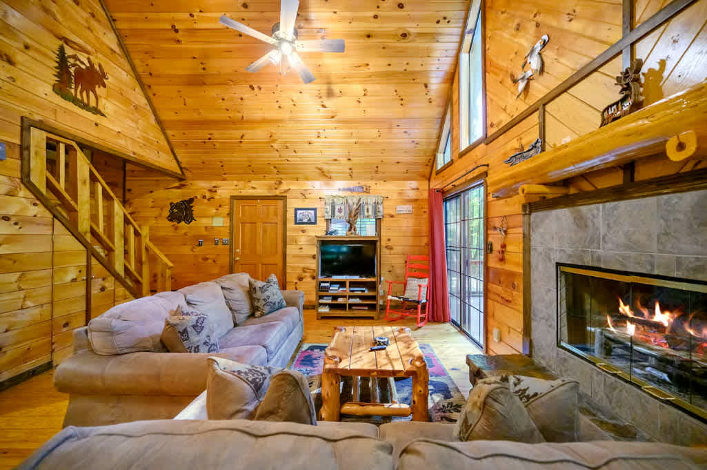 New! Play in Lukfata Creek! Hot Tub! Fire pit!