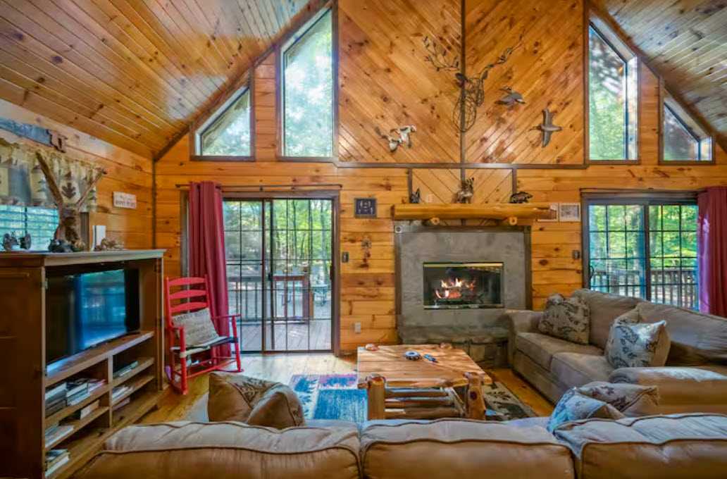 New! Play in Lukfata Creek! Hot Tub! Fire pit!