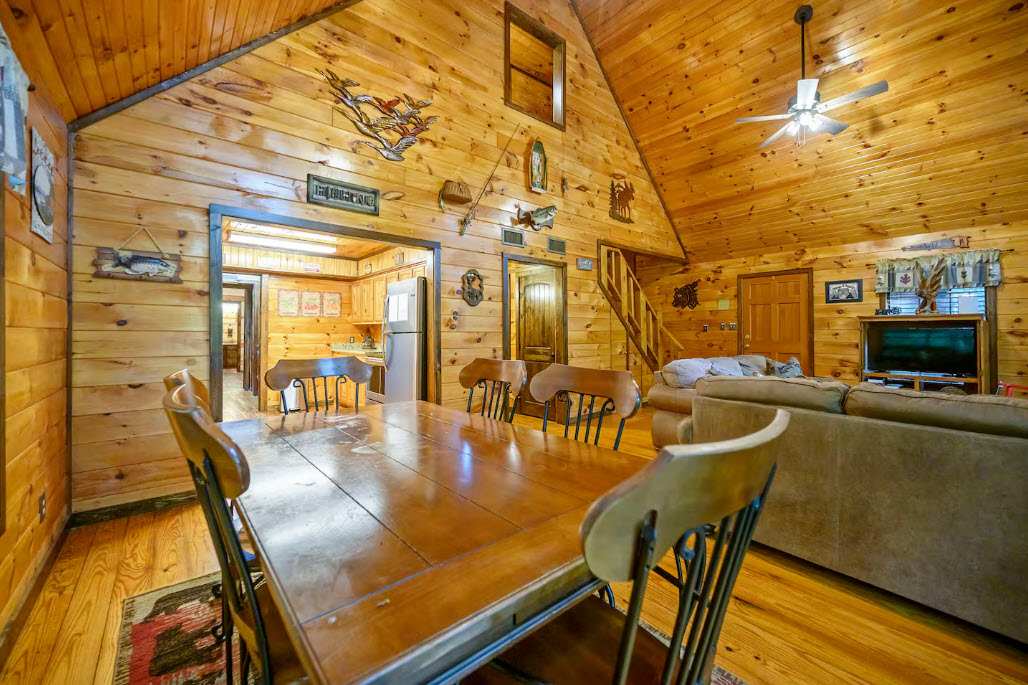 New! Play in Lukfata Creek! Hot Tub! Fire pit!