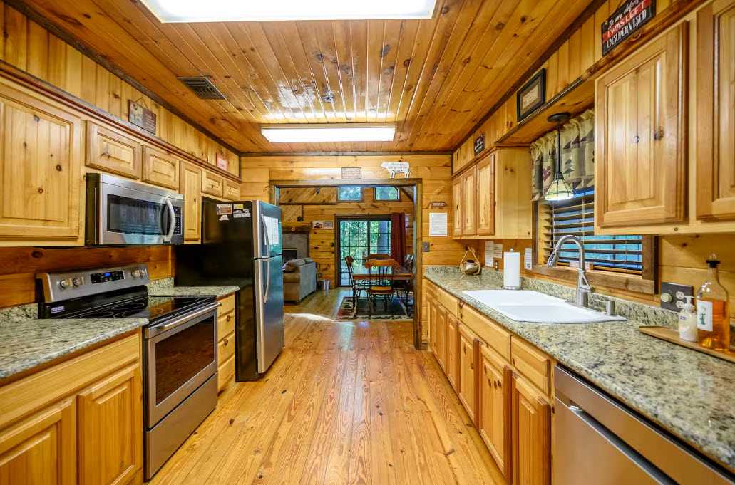 New! Play in Lukfata Creek! Hot Tub! Fire pit!