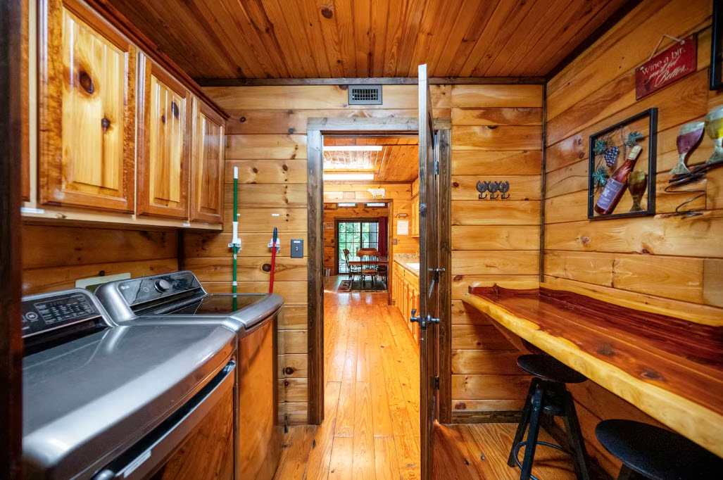 New! Play in Lukfata Creek! Hot Tub! Fire pit!