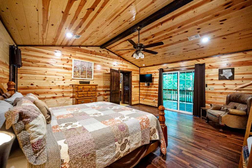 New! Play in Lukfata Creek! Hot Tub! Fire pit!