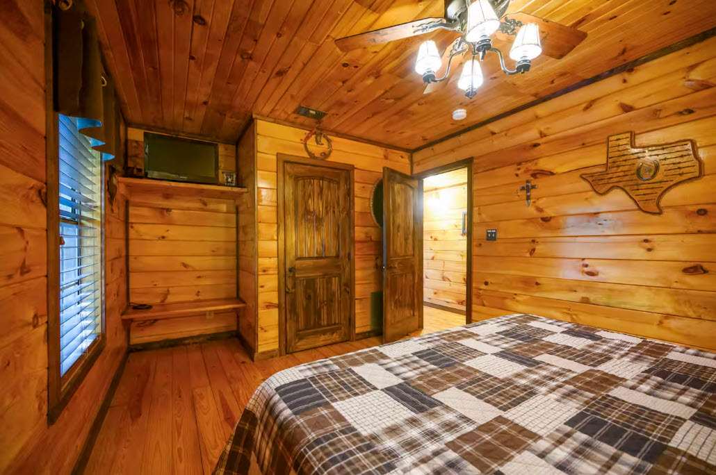 New! Play in Lukfata Creek! Hot Tub! Fire pit!