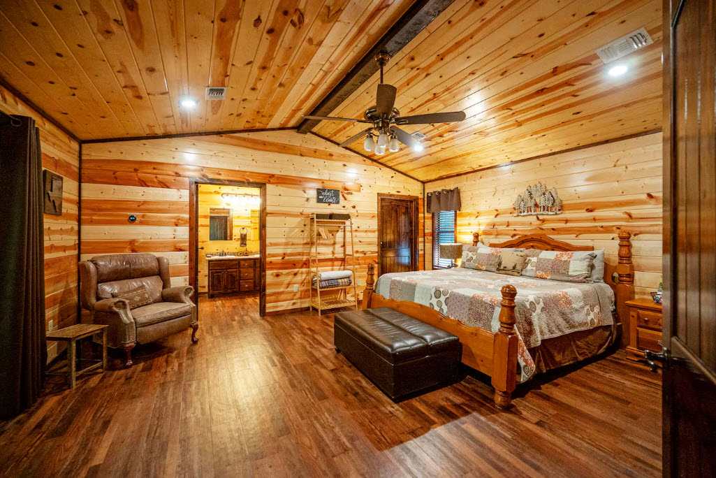 New! Play in Lukfata Creek! Hot Tub! Fire pit!