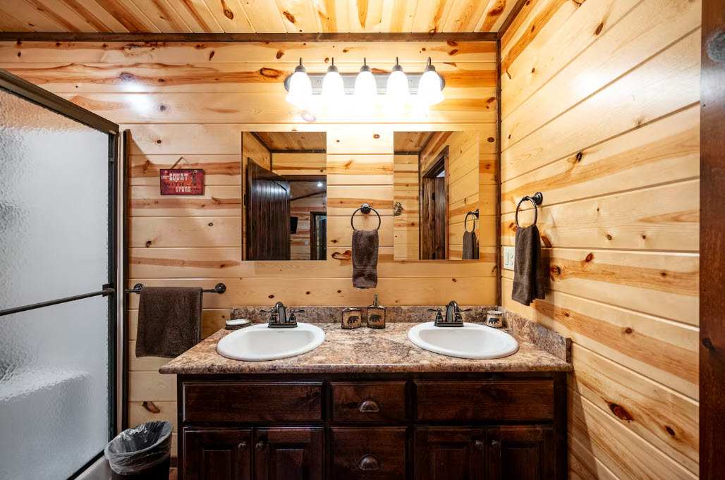 New! Play in Lukfata Creek! Hot Tub! Fire pit!