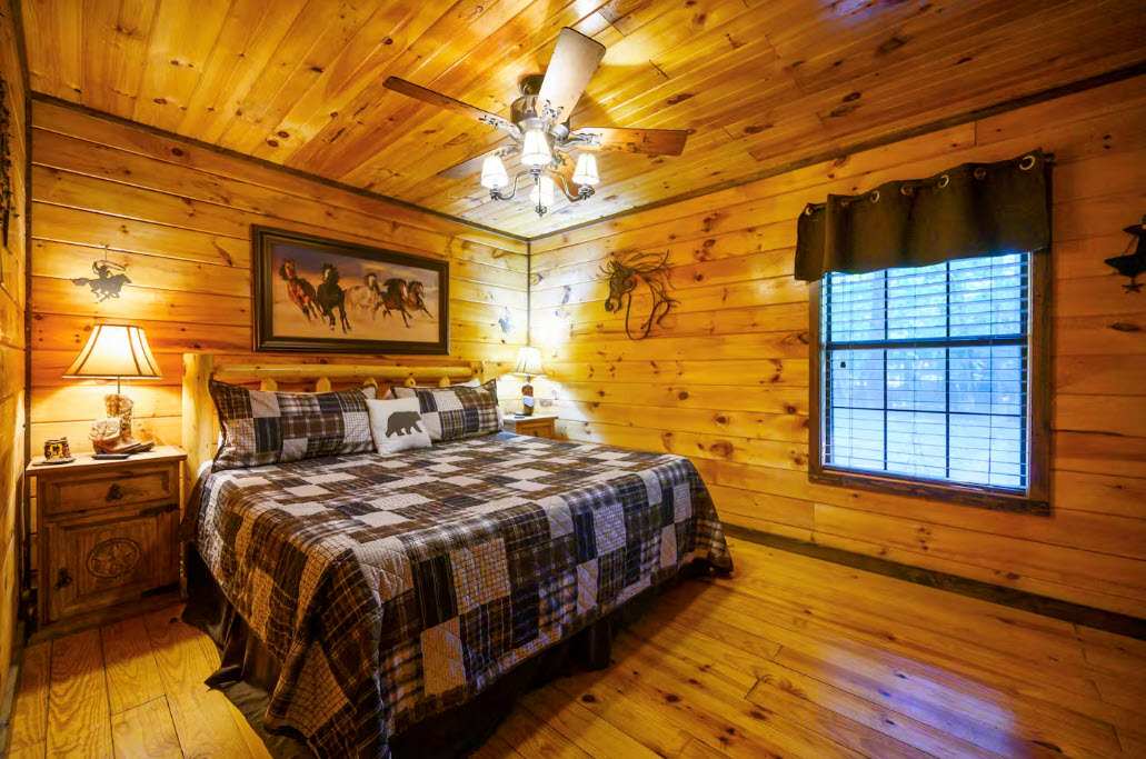 New! Play in Lukfata Creek! Hot Tub! Fire pit!