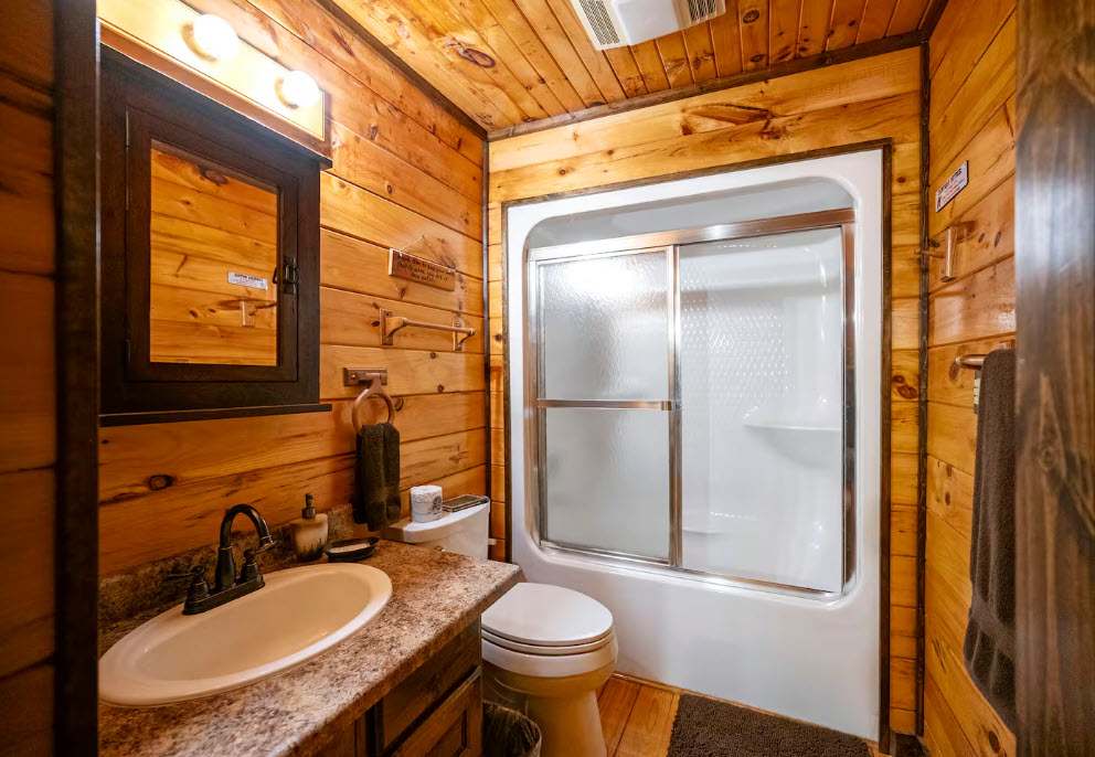New! Play in Lukfata Creek! Hot Tub! Fire pit!