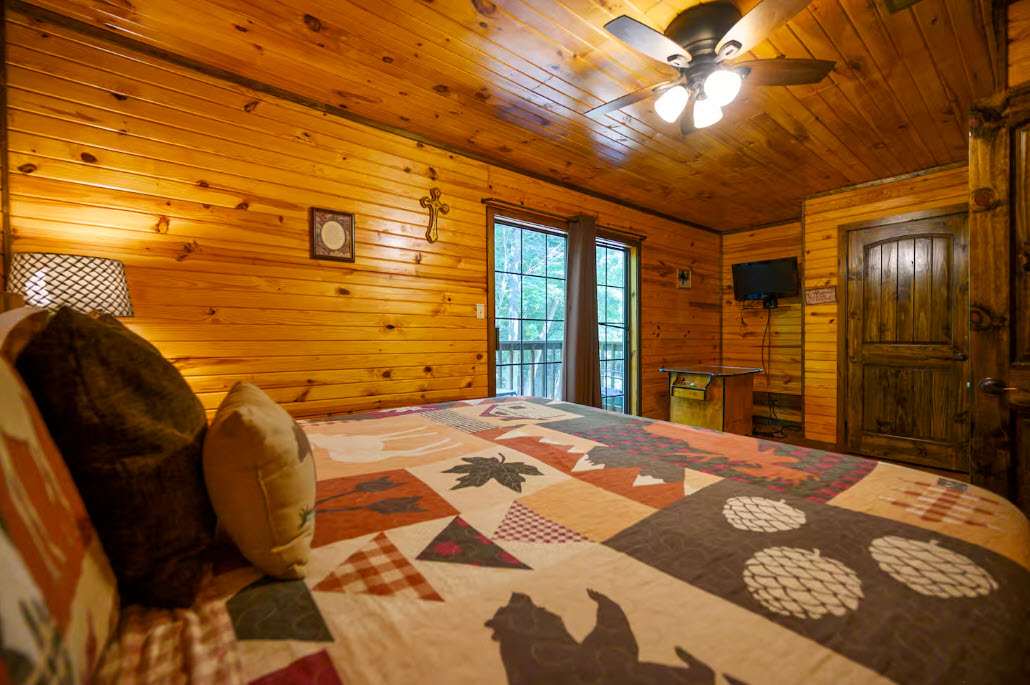 New! Play in Lukfata Creek! Hot Tub! Fire pit!