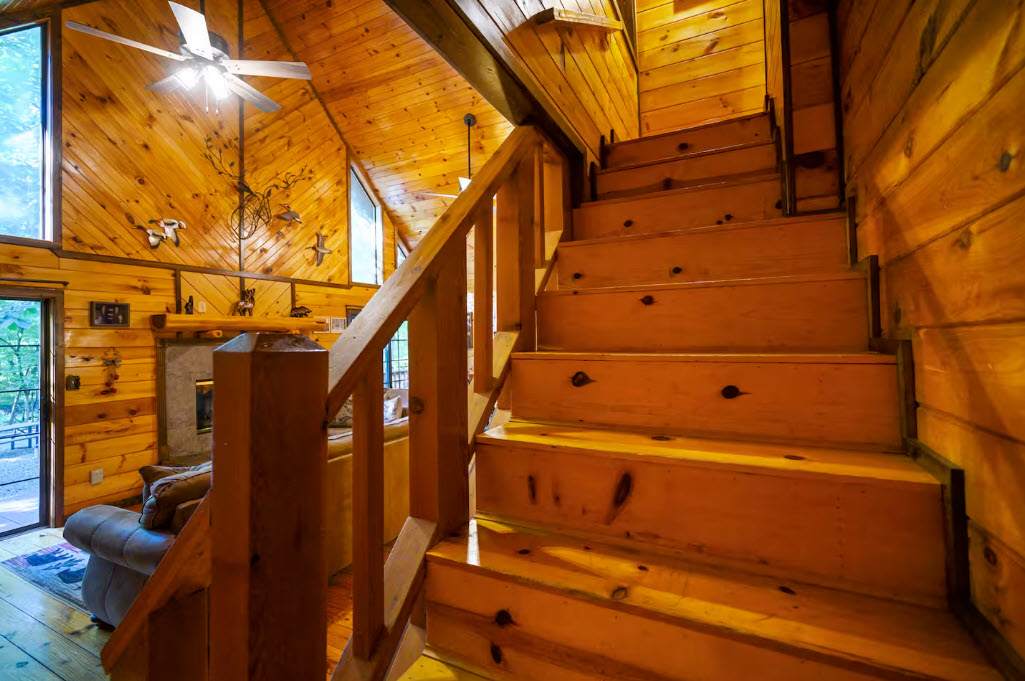 New! Play in Lukfata Creek! Hot Tub! Fire pit!