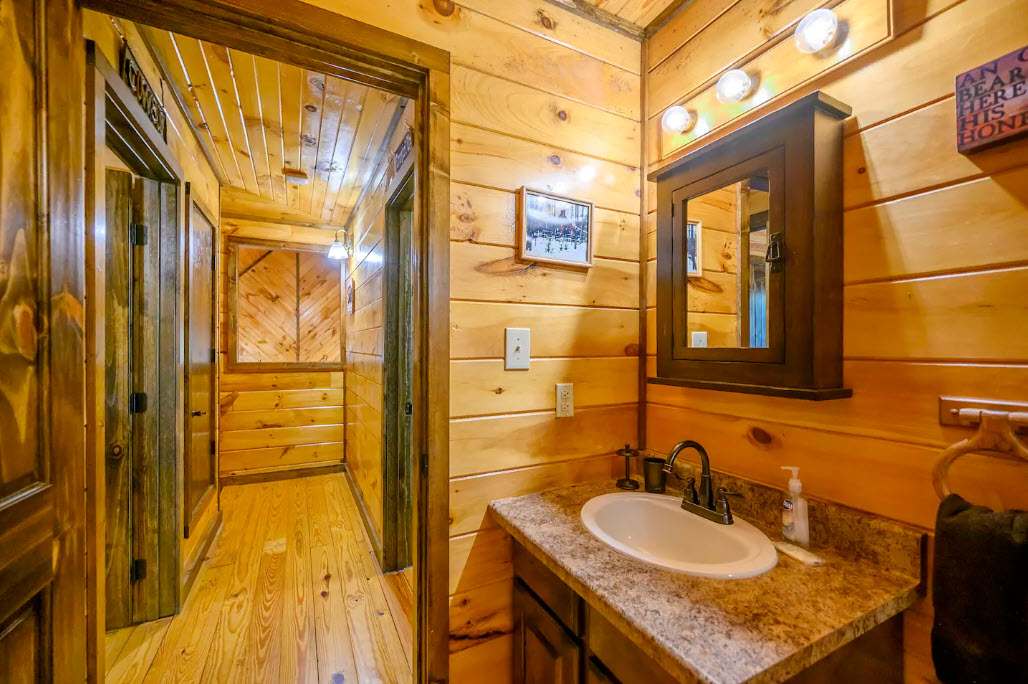 New! Play in Lukfata Creek! Hot Tub! Fire pit!