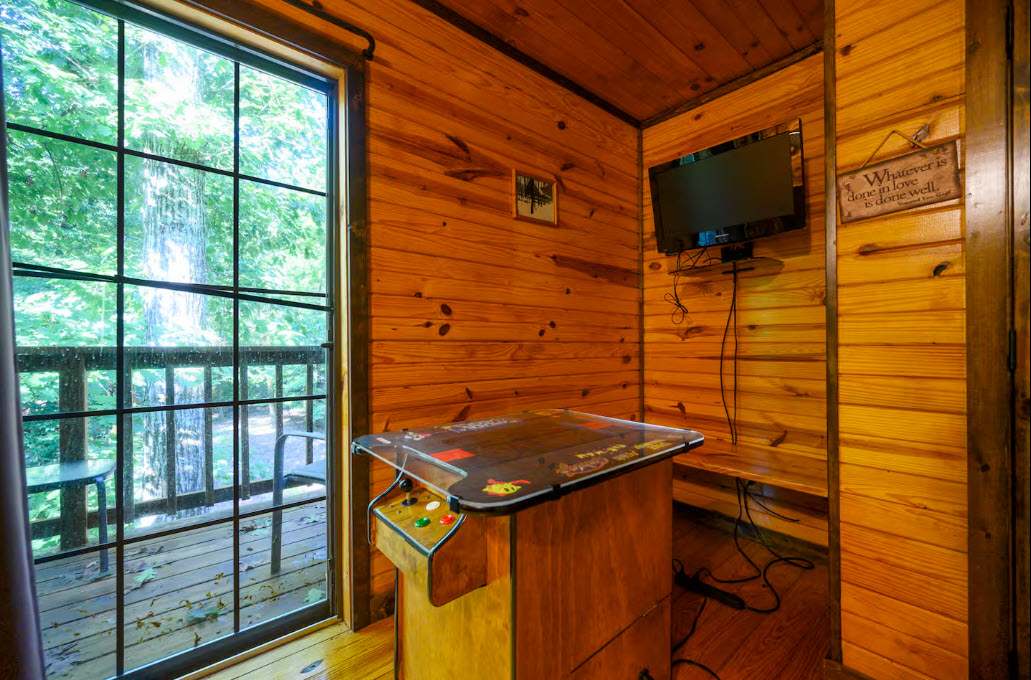 New! Play in Lukfata Creek! Hot Tub! Fire pit!